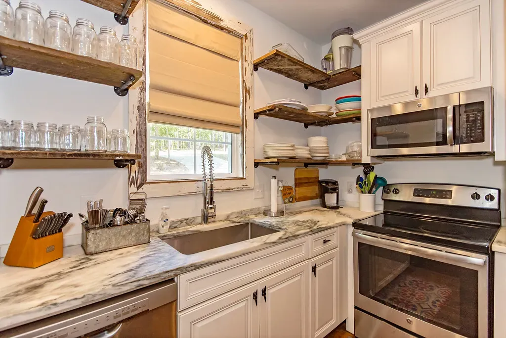 Open Shelving in the Kitchen (LakeMartinVoice, Flickr, <a href="https://creativecommons.org/licenses/by/2.0/" target="_blank" rel="noopener">CC BY 2.0</a>)