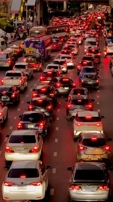 Noise and Traffic Patterns That Wear You Down (Image Credits: Pexels)