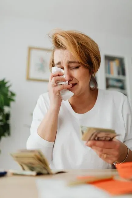The Psychological Consequences of Money on Self-Reliance (Image Credits: Pexels)