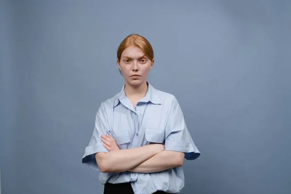 4. Crossed Arms and Physical Blocking (Image Credits: Pexels)