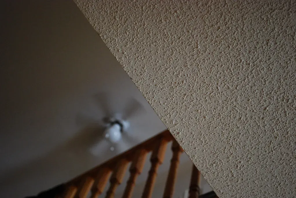 4. Popcorn Ceilings That Signal a Home Hasn't Been Touched in Decades (Czar Hey, Flickr, <a href="https://creativecommons.org/licenses/by-sa/2.0/" target="_blank" rel="noopener">CC BY-SA 2.0</a>)
