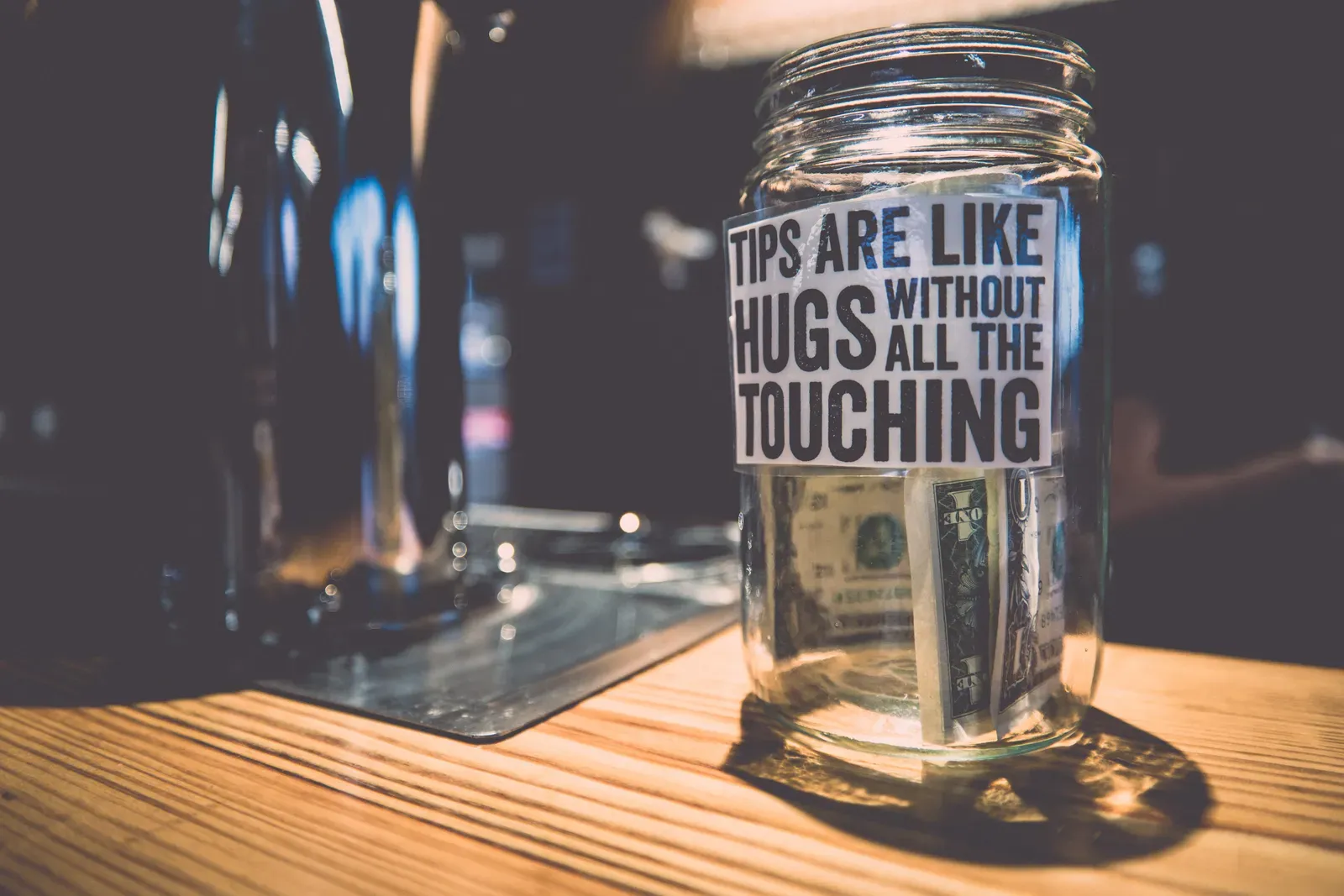7. Leaving the Same Flat Tip Regardless of the Bill Size (Tip Jar, <a href="https://commons.wikimedia.org/w/index.php?curid=39933982" target="_blank" rel="noopener">CC BY 2.0</a>)