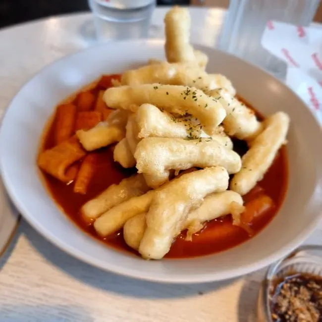 Tteokbokki brings Korean street food to the stovetop (Image Credits: Pexels)