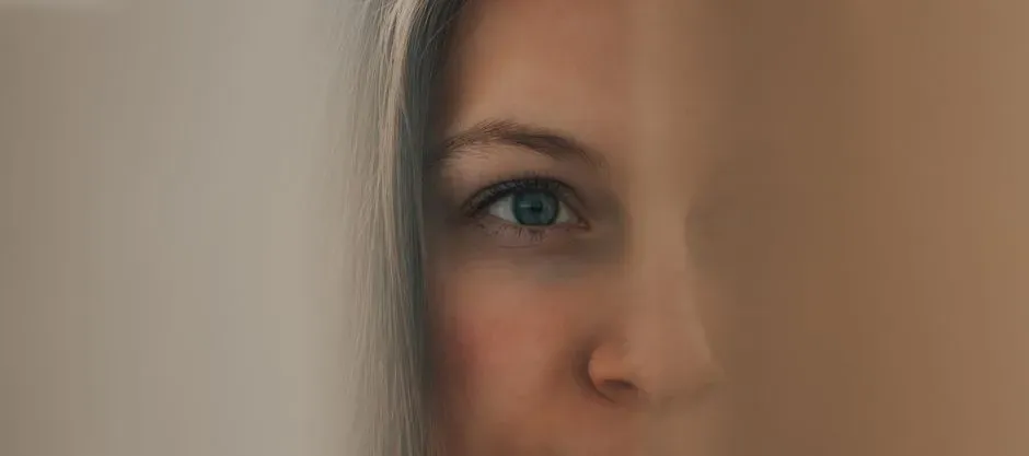 2. Avoiding Eye Contact - Deception or Simply Discomfort? (Image Credits: Pexels)