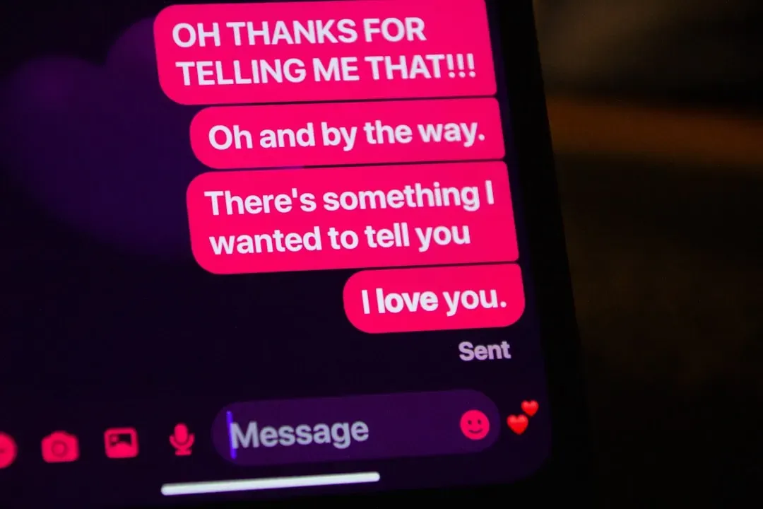 8. Aggressive or Unsolicited Messages: Harassment Dressed as Flirting (Image Credits: Unsplash)