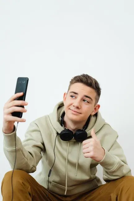7. Communicating in memes, voice notes, and GIFs instead of full sentences (Image Credits: Pexels)