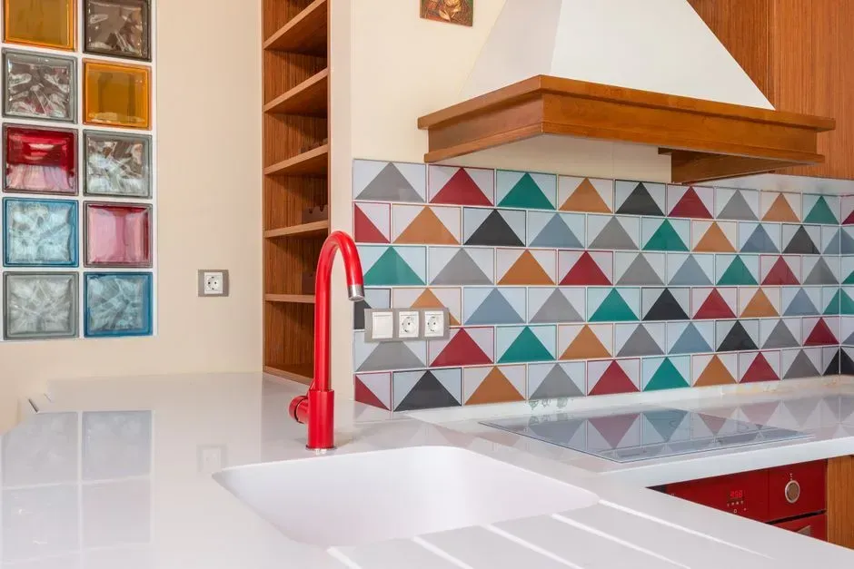 Mixed-material backsplashes add depth (Image Credits: Pexels)