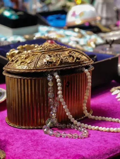 6. Jewelry without sentimental labeling (Image Credits: Pexels)