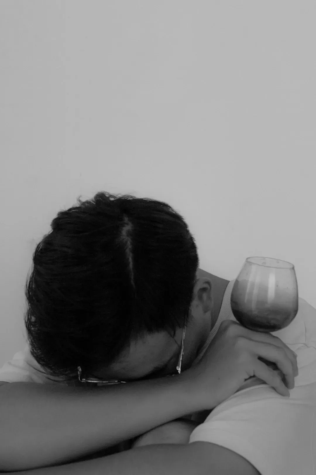 Alcohol Before Bed Is Borrowing Energy From Tomorrow (Image Credits: Unsplash)