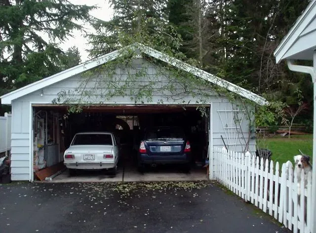7. Detached garages and workshops with added utilities (By Ddgonzal, <a href="https://commons.wikimedia.org/w/index.php?curid=2629968" target="_blank" rel="noopener">Public domain</a>)