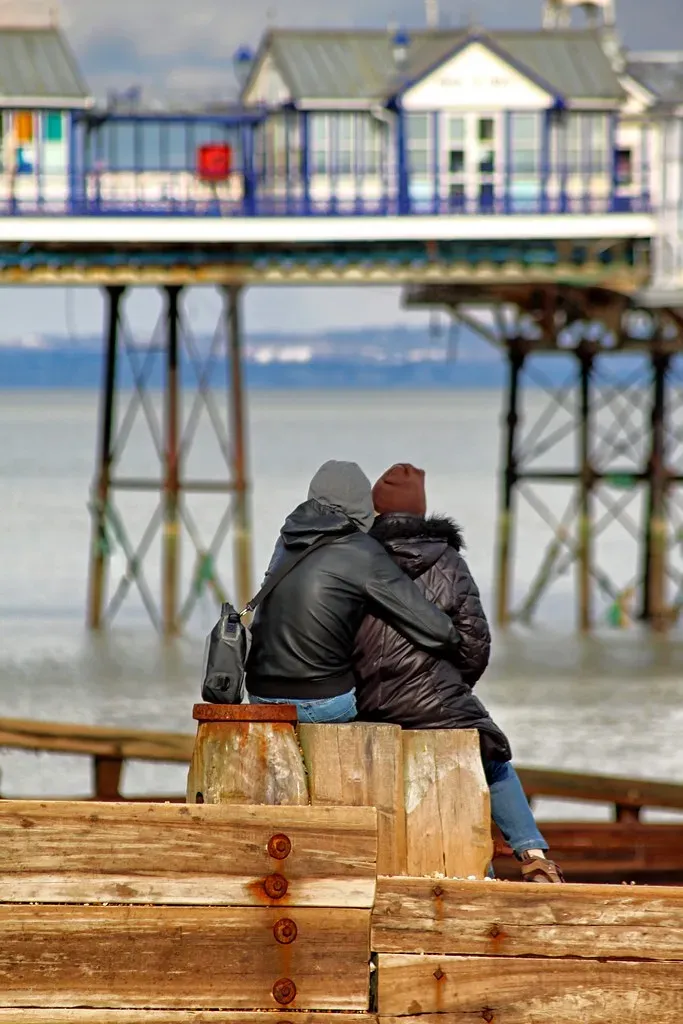 They Stay Physically Affectionate, Even in Routine Moments (flintman45, Flickr, <a href="https://creativecommons.org/licenses/by-sa/2.0/" target="_blank" rel="noopener">CC BY-SA 2.0</a>)