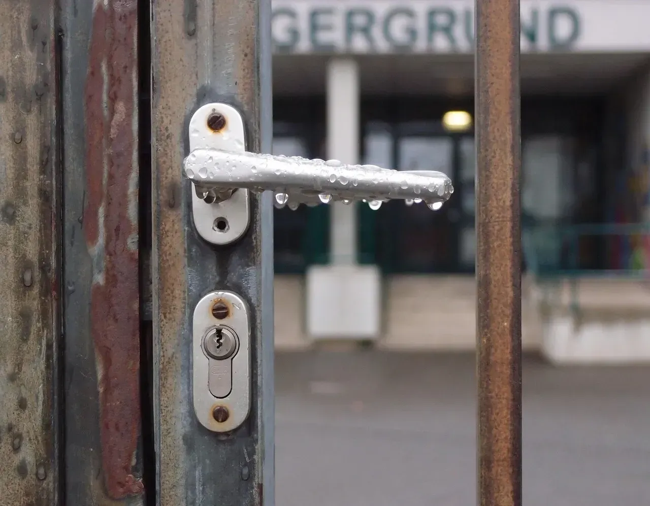 5. No metal detectors or visible security measures (Image Credits: Pixabay)