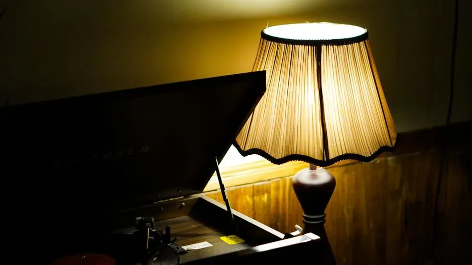 Mid-Century Modern Table Lamps (Image Credits: Pexels)