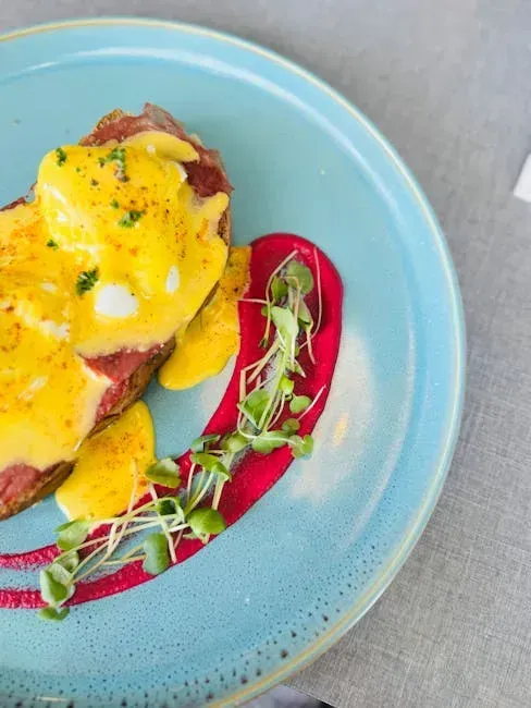 Eggs Benedict with Hollandaise Sauce (Image Credits: Pexels)