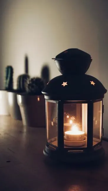 Lighting that replaces the overhead glare (Image Credits: Pexels)