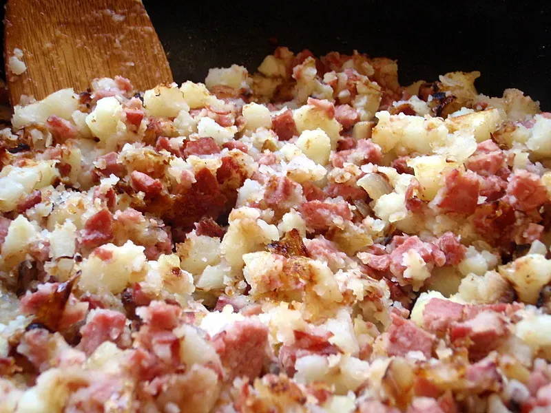 3. Corned Beef Hash with Eggs (Corned beef hash, <a href="https://commons.wikimedia.org/w/index.php?curid=63881694" target="_blank" rel="noopener">CC BY 2.0</a>)
