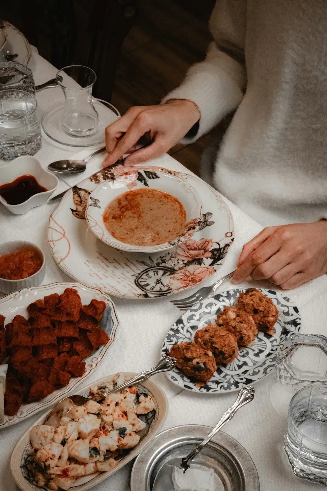 9. West African Communal Pot Cooking: Eating from a Shared Bowl (Image Credits: Unsplash)