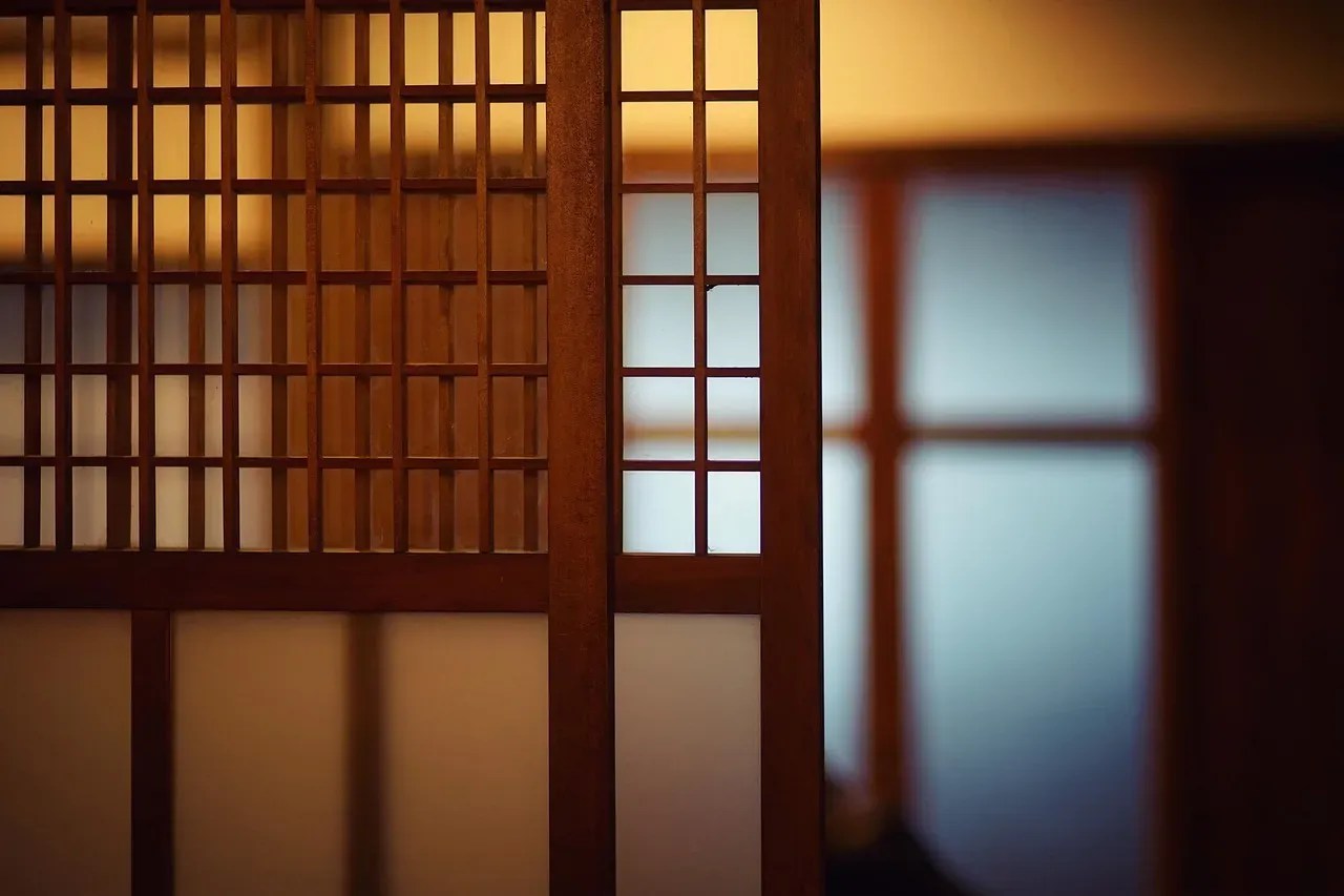 6. Warm Natural Wood Tones Done Thoughtfully (Image Credits: Pixabay)