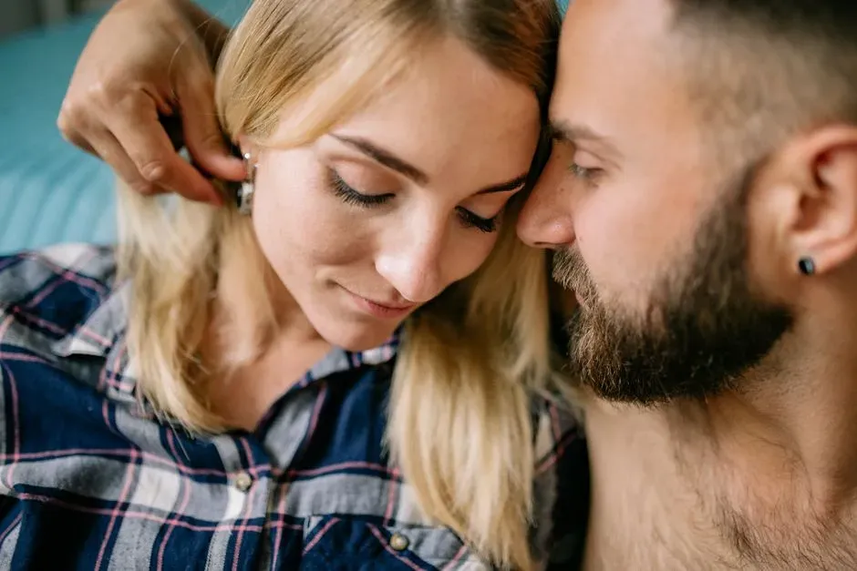 5. They Trust Without Needing Constant Reassurance (Image Credits: Pexels)