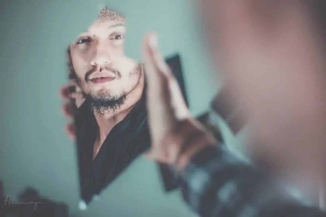 2. They Mirror Your Body Language Without Realizing It (Image Credits: Unsplash)