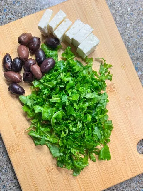 Choose a Salad That Holds Up Without Wilting (Image Credits: Pexels)