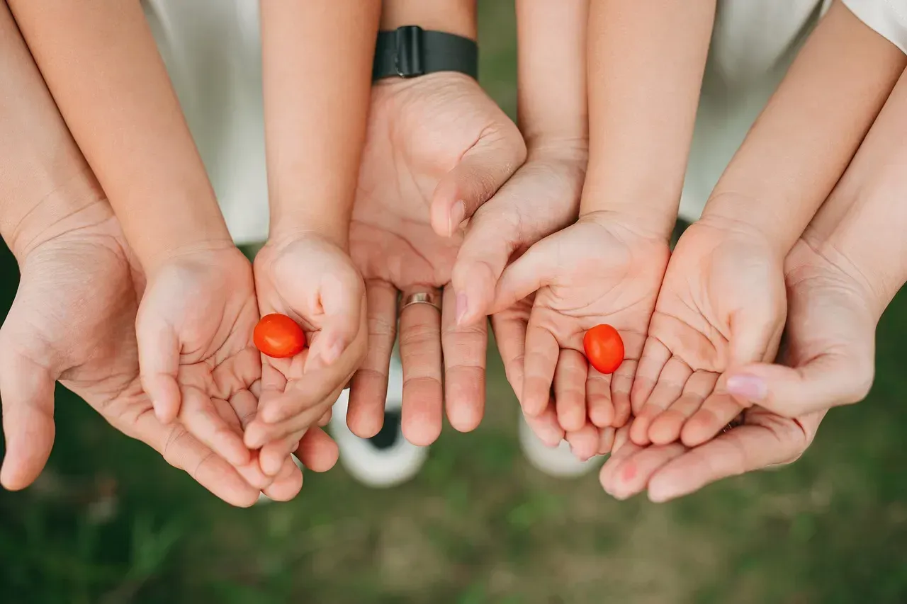 7. Neglecting the Small Daily Gestures (Image Credits: Pixabay)