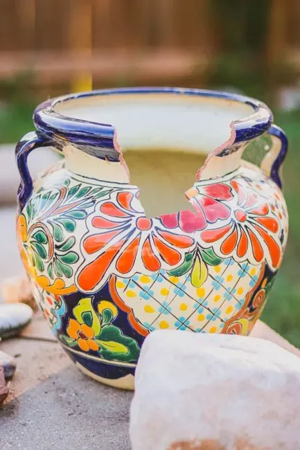 4. Duplicate or broken home décor items (Image Credits: Pexels)