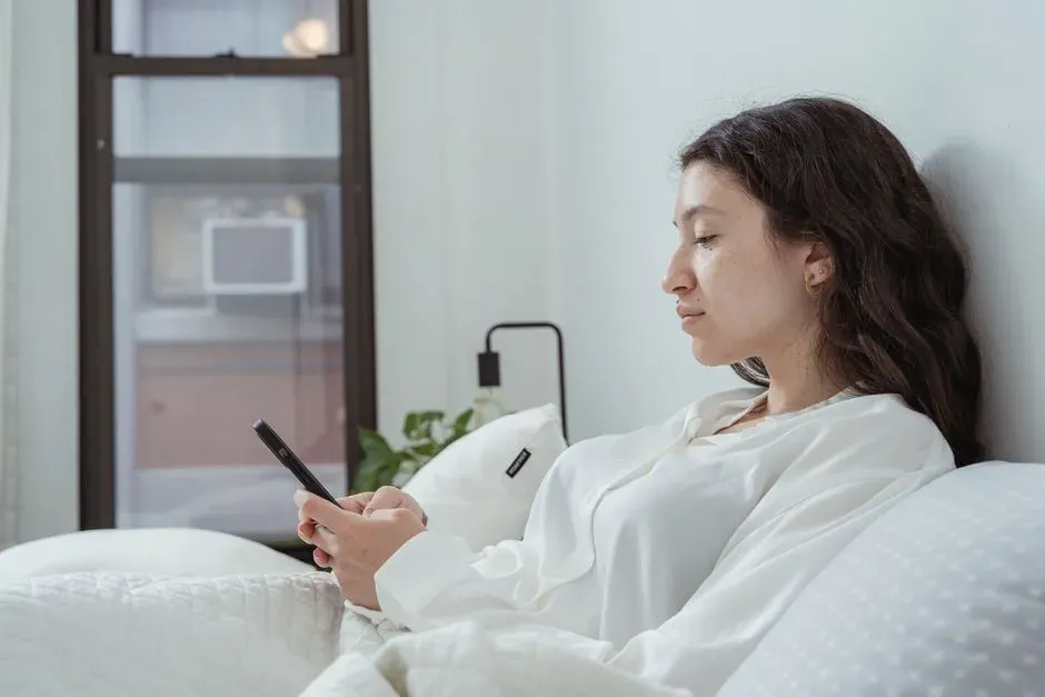 11. Keeping Digital Scrolling Out of the First and Last Hour of Your Day (Image Credits: Pexels)