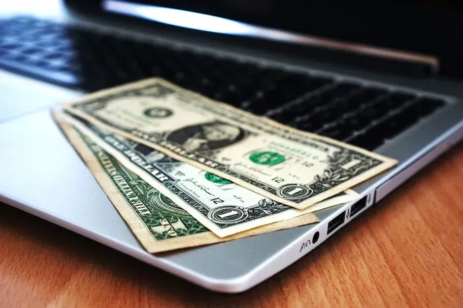 Online-only banks reshaped who savers trust with their money (Image Credits: Pexels)