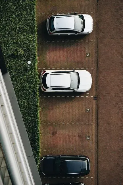 2. Letting a new neighbor use their driveway temporarily (Image Credits: Pexels)