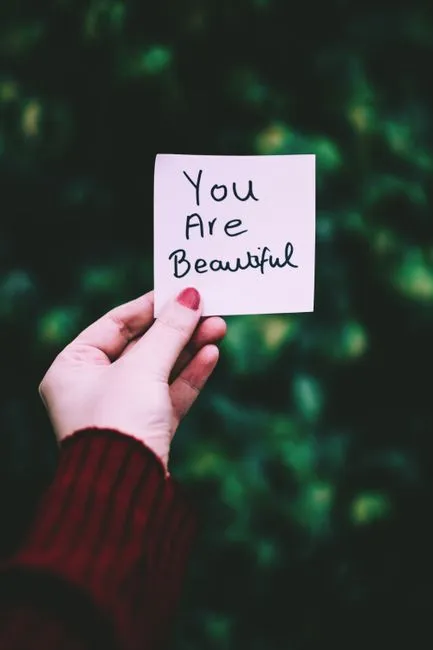 4. Giving a Genuine, Specific Compliment (Image Credits: Pexels)