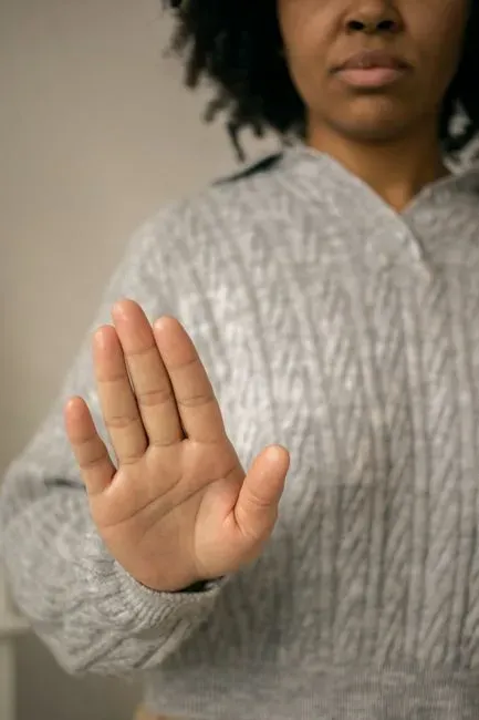 3. An Inability to Accept Help or Gifts Comfortably (Image Credits: Pexels)