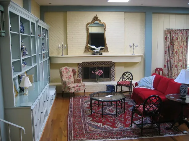 5. Skipping Furniture Anchoring (DesignFolly, Flickr, <a href="https://creativecommons.org/licenses/by-sa/2.0/" target="_blank" rel="noopener">CC BY-SA 2.0</a>)