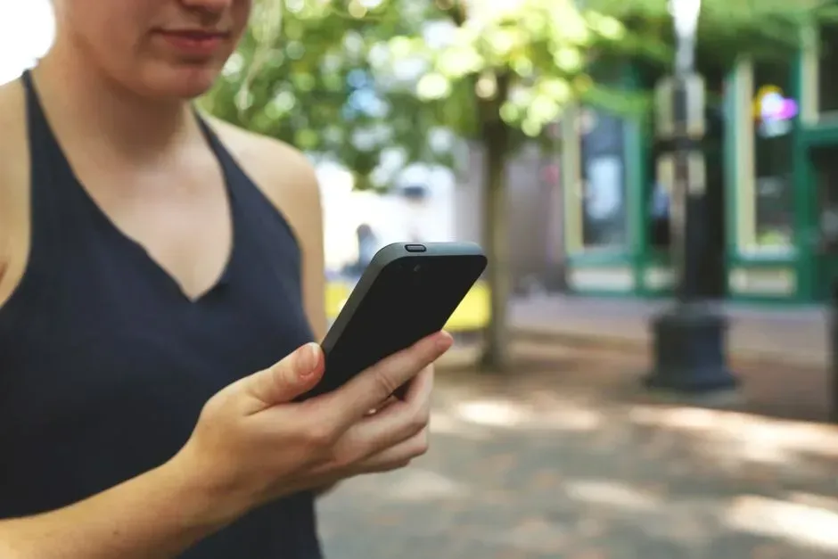 2. Texting instead of calling (Image Credits: Pexels)