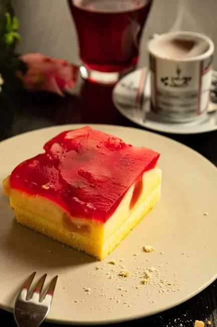 9. Jell-O Poke Cake (Image Credits: Pexels)