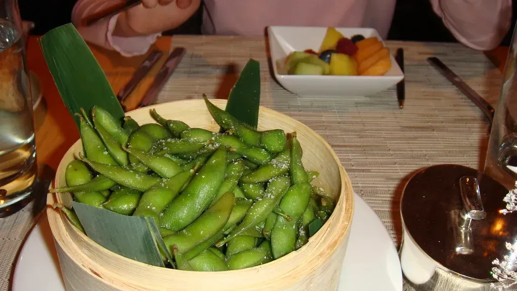 7. Edamame in the pod (dionhinchcliffe, Flickr, <a href="https://creativecommons.org/licenses/by-sa/2.0/" target="_blank" rel="noopener">CC BY-SA 2.0</a>)
