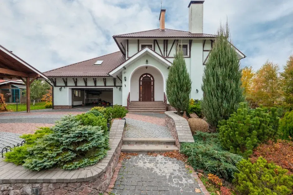 4. The Curb Appeal Is Doing You No Favors (Image Credits: Pexels)