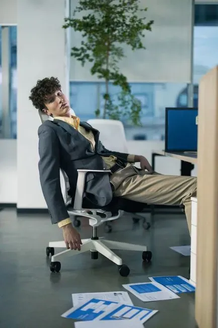 6. Slouching Deeply Back Into a Chair Can Signal Withdrawal or Low Mood (Image Credits: Pexels)