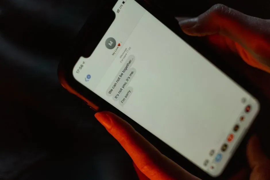 3. Breaking up over text message (Image Credits: Pexels)