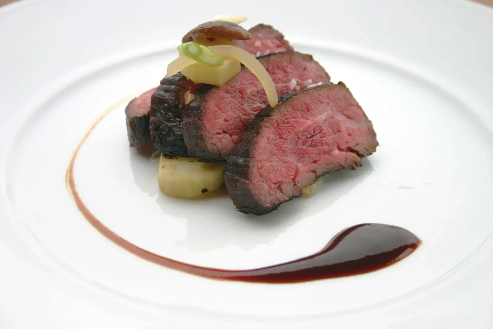 Bavette (Flap Steak) (Flank Steak-Broccoli Stems, <a href="https://commons.wikimedia.org/w/index.php?curid=35595529" target="_blank" rel="noopener">CC BY 2.0</a>)