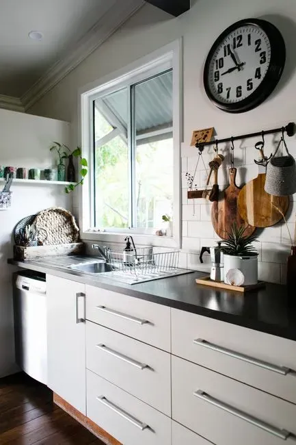 2. The Kitchen Counter Stays Mostly Clear (Image Credits: Pexels)