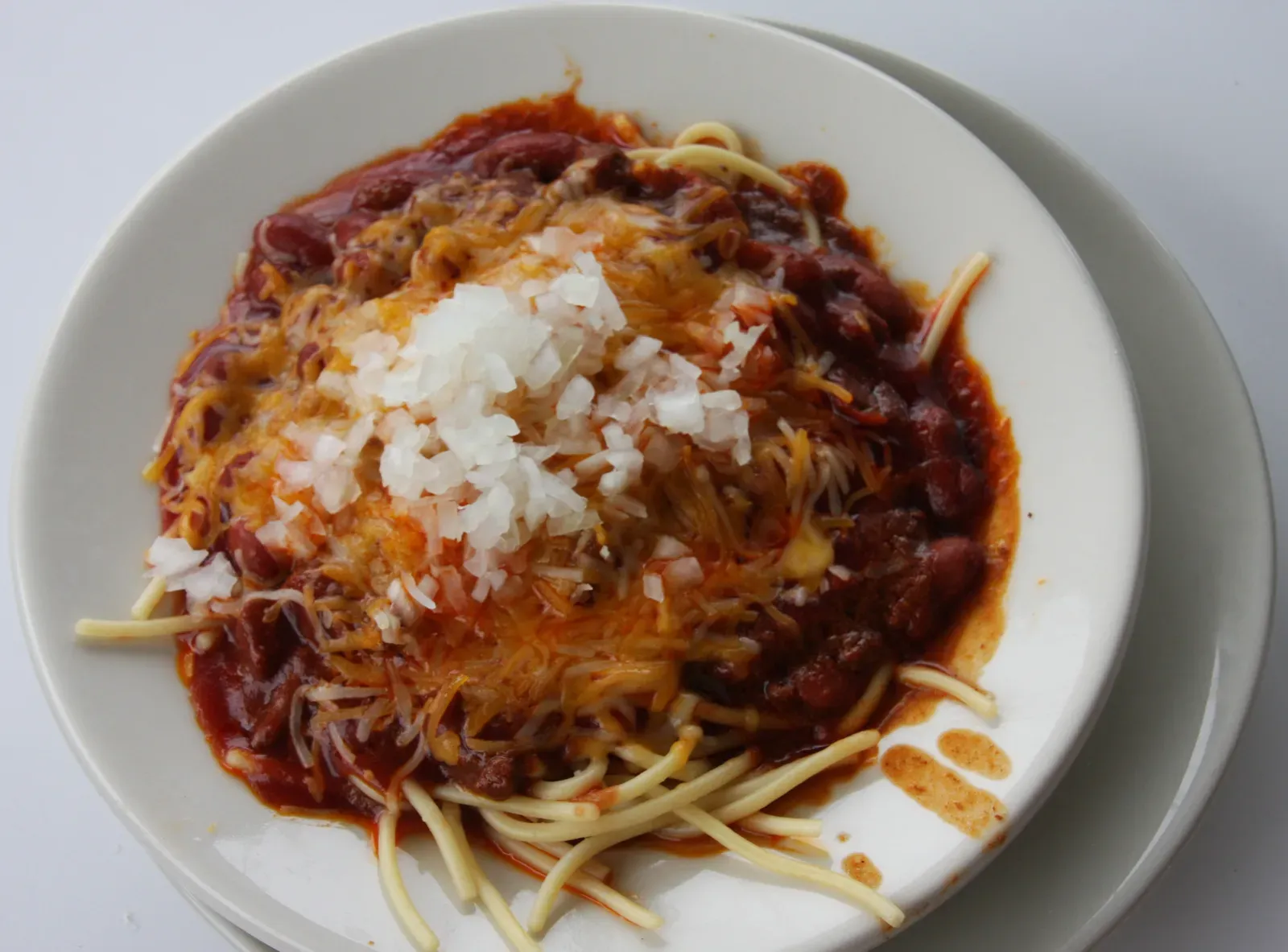 7. Cincinnati chili on spaghetti (By Jonathunder, <a href="https://commons.wikimedia.org/w/index.php?curid=50024809" target="_blank" rel="noopener">GFDL 1.2</a>)