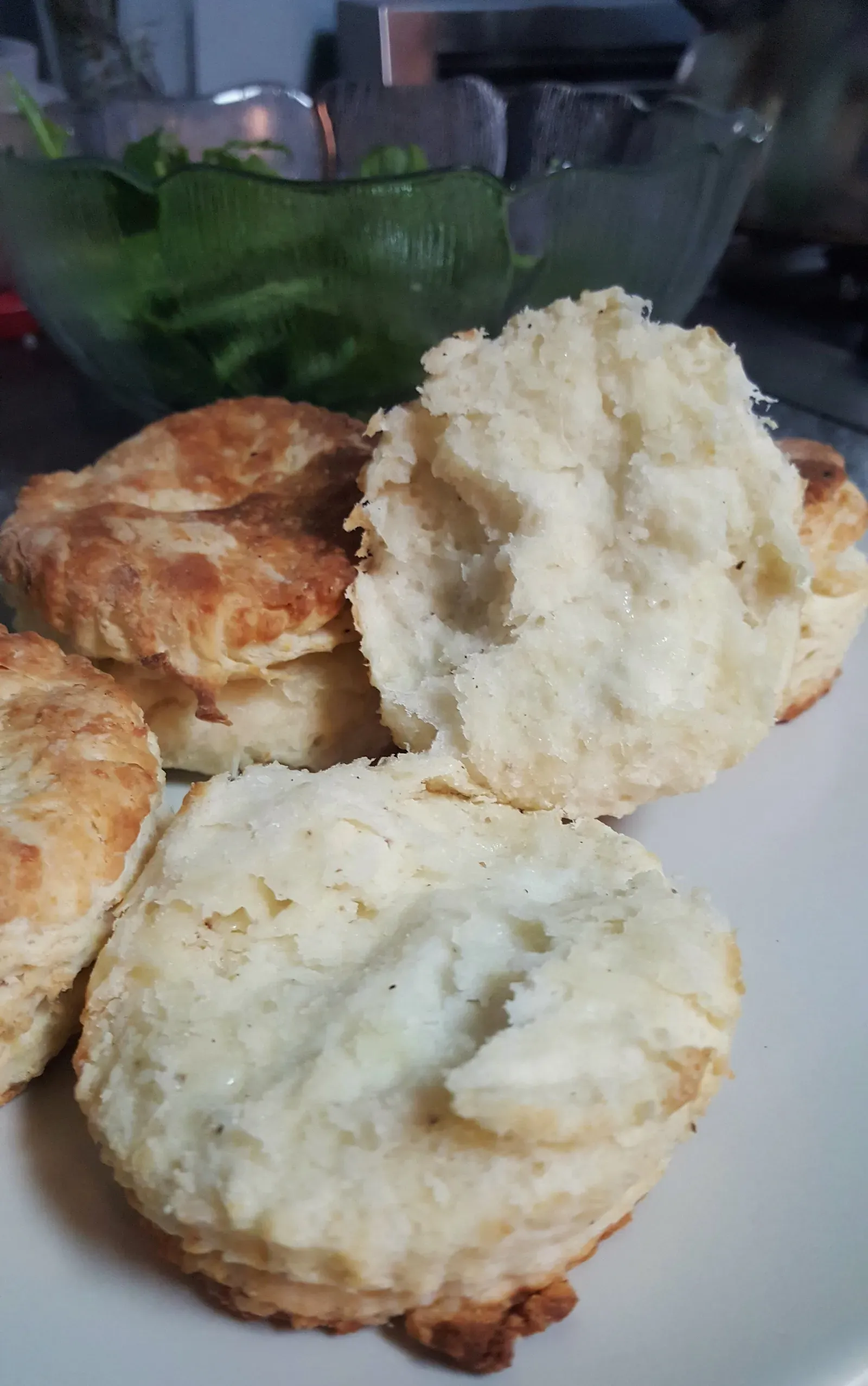 2. Buttermilk Biscuits (By terri_bateman, <a href="https://commons.wikimedia.org/w/index.php?curid=57946527" target="_blank" rel="noopener">CC BY 2.0</a>)