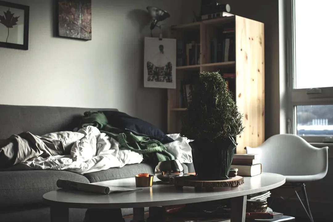 Overcrowding with too many small pieces (Image Credits: Unsplash)