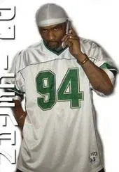 16. Wearing sports team gear to overcompensate for lack of interest (By Icemanja, <a href="https://commons.wikimedia.org/w/index.php?curid=8525086" target="_blank" rel="noopener">CC BY-SA 3.0</a>)