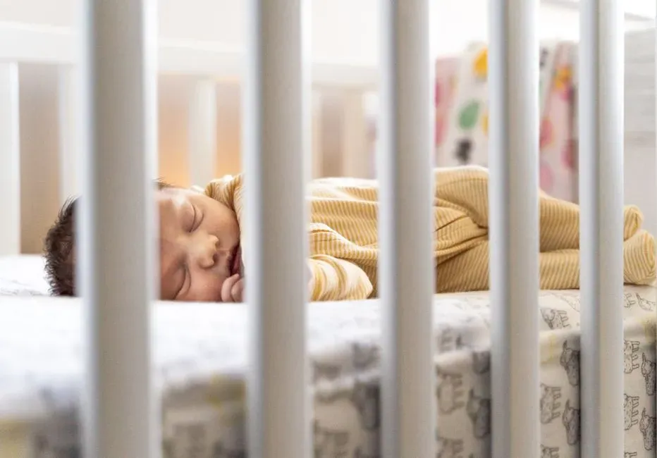 Filling the Crib With Blankets, Pillows, and Bumper Pads (Image Credits: Pexels)