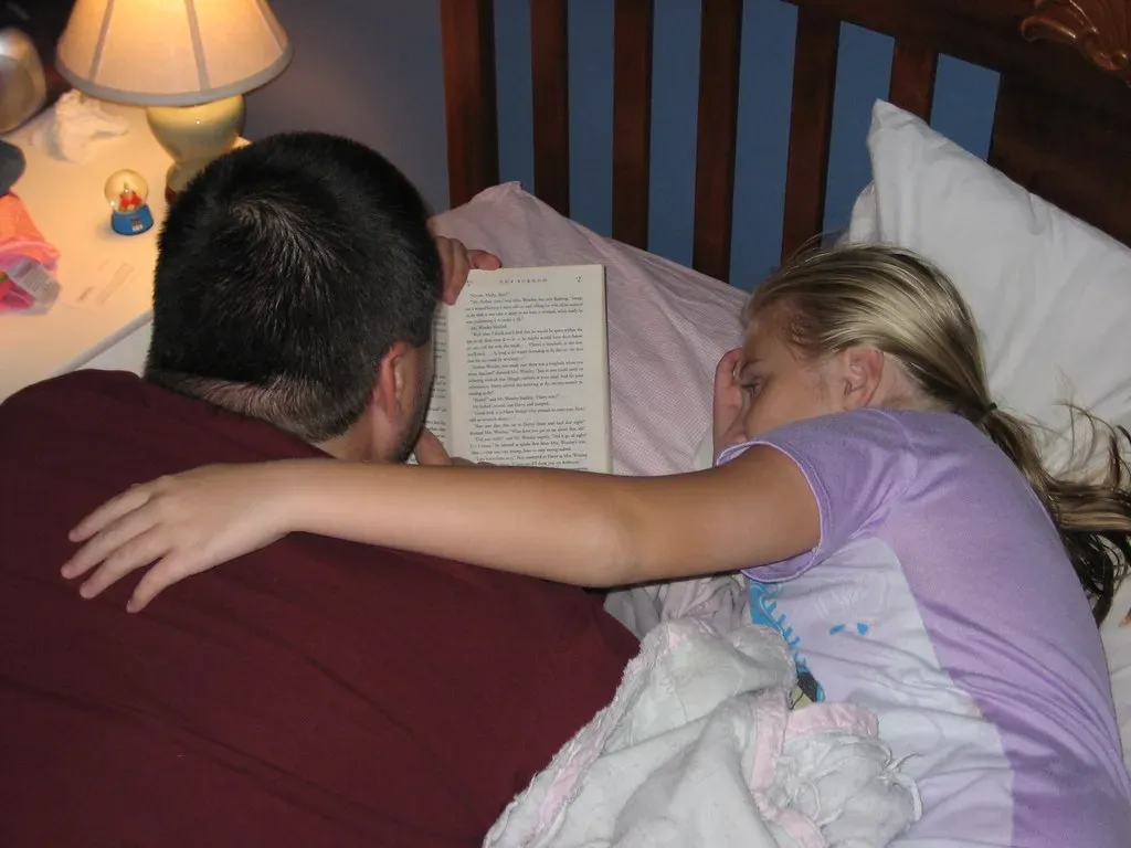 2. Reading Together, Even After Kids Can Read Alone (somegeekintn, Flickr, <a href="https://creativecommons.org/licenses/by/2.0/" target="_blank" rel="noopener">CC BY 2.0</a>)