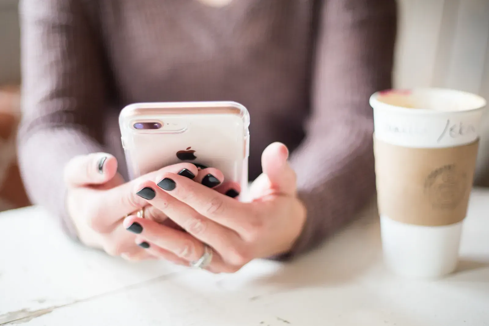 3. Being glued to the phone throughout the date (By Kristin Hardwick, <a href="https://commons.wikimedia.org/w/index.php?curid=117883893" target="_blank" rel="noopener">CC0</a>)