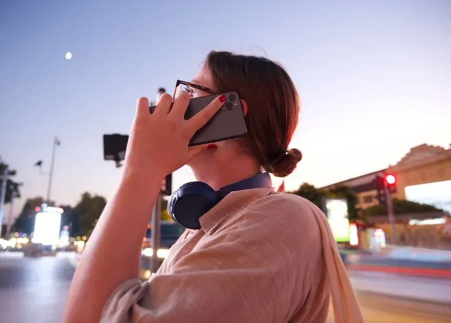 10. They never let phones replace real conversation (Image Credits: Pexels)