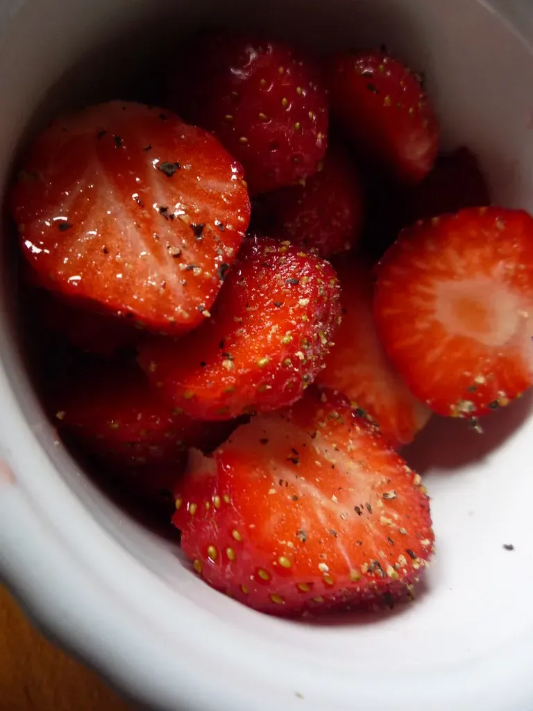 Strawberries and black pepper (Girl Interrupted Eating, Flickr, <a href="https://creativecommons.org/licenses/by/2.0/" target="_blank" rel="noopener">CC BY 2.0</a>)